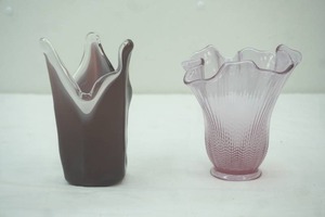 lot 58 image: Vintage Fenton Ribbed Ruffled Pink Cranberry Glass Vase Amethyst handkerchief art glass vase
