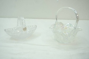 lot 59 image: Vintage L.E. Smith Iridescent Clear Carnival Glass Basket 5th Avenue Crystal Basket