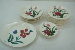 lot 62 image: Vintage Blue Ridge Hand Painted plate set,(8) 9, (12) 8,(5) 6, (1) platter