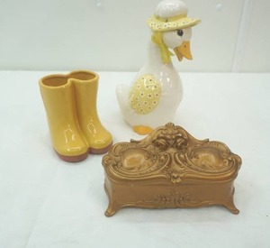 lot 65 image: Vintage Art Nouveau gilt Jewelry casket By Jennings Brothers, Goose Statue, Rain boot flower holder
