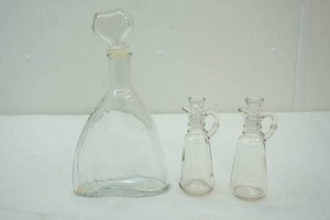 lot 84 image: Vintage Anchor Hocking Decanter, 2 smaller Cruets