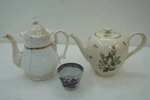 lot 102 image: vintage Victoria coffee pot, Vintage Heinrich teapot