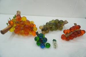 lot 104 image: Vintage Mid Century Lucite Grape clusters on a driftwood stem