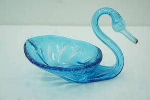 lot 167 image: Vintage Blue Art glass swan dish