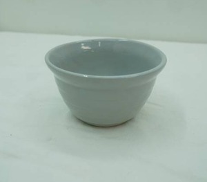 lot 194 image: Vintage Western Stoneware Monmouth Pottery Beehive Bowl wMaple Leaf Mark. 6 diameter by 3.5 tall