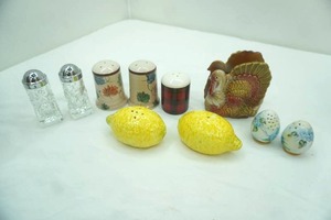 lot 199 image: Vintage Ceramic Salt & Pepper Shakers, Rooster Napkin Holder