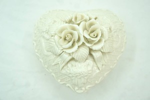 lot 277 image: Heart-Shaped Porcelain Bisque Jewelry Box
