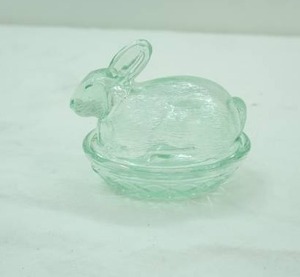 lot 309 image: Vintage Green Glass bunny on nest covered dish, 5 x 4