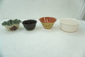 lot 332 image: Vintage Stoneware and Pottery Mixing Bowls. 4ct Variety