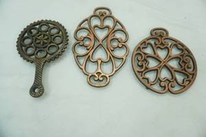 lot 368 image: Cast Iron Trivets (3ct)