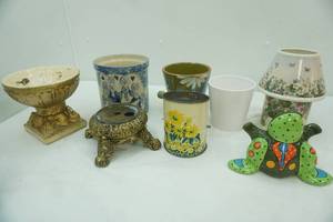 lot 383 image: Collection of Planters, Spongeware Crock, Vintage Flour Sifter, Ceramic Frog Coin Bank and more