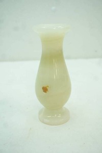 lot 442 image: Onyx Bud Vase.6.5tall White and Light Green