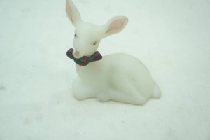 lot 448 image: Vintage Fenton Art Glass White Doe Deer Figurine