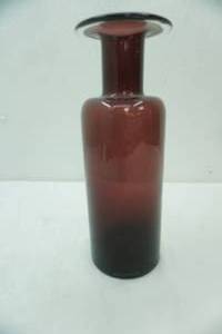 lot 454 image: Otto Brauer Holmegaard Cased glass Gulvvase (Floor Vase) in Amethyst Purple