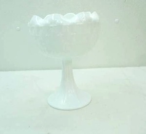 lot 457 image: Vintage Indiana Glass Duette Quilted Diamond Star Milk Glass Pedestal Compote Dish