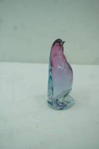lot 551 image: Vintage Art Glass Penguin Figurine. 5.25 tall
