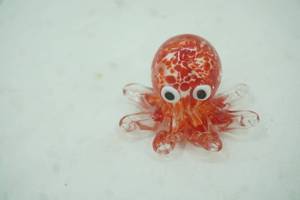 lot 556 image: 1.5 tall Mini Red Hand-Blown Glass Octopus Collectible Figurine.