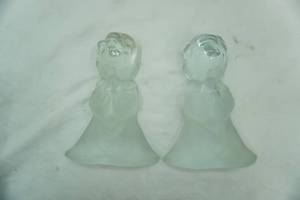 lot 561 image: Vintage Viking Art Glass Praying Children Bookends.