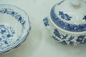 lot 564 image: Churchill Blue Willow Covered Casserole Dish, Hankook Seine Blue Onion Pattern Serving Bowls