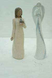lot 572 image: Willow Tree Peace Angel Figurine Avon China Angel Figurine