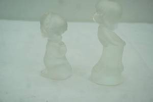 lot 582 image: Vintage Fenton Satin Glass Figurines. Kissing & Praying