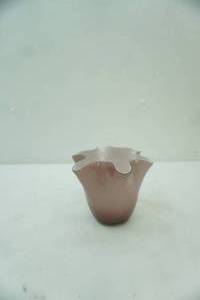 lot 592 image: Vintage Art Glass Ruffled Handkerchief Vase