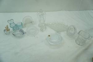 lot 596 image: Collection of Crystal Figurines and Collectible Pieces