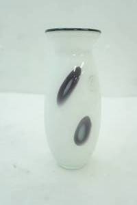 lot 609 image: Margies Garden Creative Artisans Hand-Blown Glass Vase