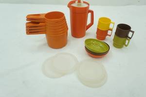 lot 622 image: Vintage Tupperware Toys Cups, Bowls, Pitcher, Measuring Cup Set