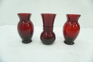 lot 628 image: Vintage Anchor Hocking Royal Ruby Red Glass Flower Vases