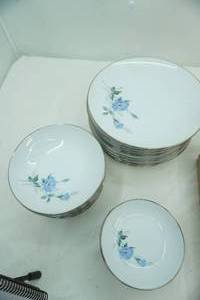 lot 634 image: Vintage Noritake Sylvia Fine China Dinner Plates and Bowls.