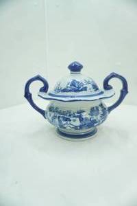 lot 639 image: Victoria Ware Ironstone Flow Blue Tureen Casserole