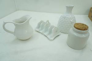 lot 683 image: White Ceramic & Ironstone Pieces