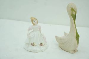 lot 695 image: Royal Dutton Figurine, Goose Figurine