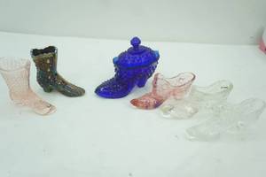 lot 699 image: Collectible Fenton Glass Boots, Shoes, Slippers