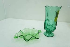 lot 723 image: Vintage Fenton Green Glass Pieces