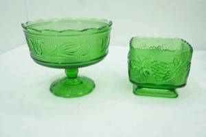 lot 724 image: Vintage E.O. Brody Co. & Vintage Indiana Green Glass Harvest Grape dish