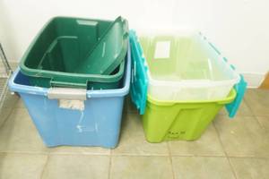 lot 733 image: 4 totes, 1 lid