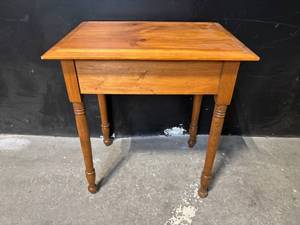 lot 11 image: Vintage Oak End Table with Drawer and Turned Legs