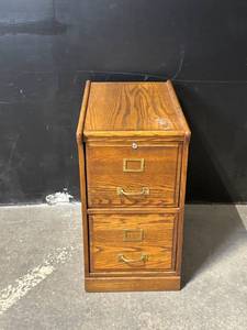 lot 29 image: File Cabinet - Oak-Veneer 3-Drawer with Lock & Key