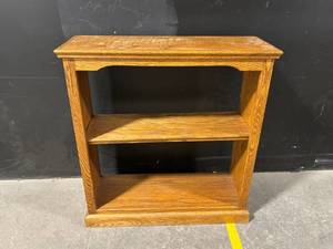 lot 33 image: Oak Wood 2-Shelf Display Shelf - Free-Standing Oak Finish