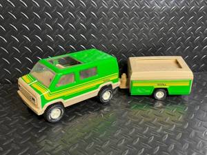 lot 65 image: Tonka Camper SUV with Trailer - Green & Beige Vintage Toy Vehicle