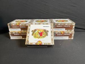 lot 107 image: Romeo y Julieta Cedro Deluxe No. 2 - 25-Cigars Cedar Box Set