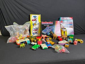 lot 178 image: Coin Construction Dune Buggy Kit - 600 Color-Coded Clips Included