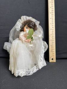 lot 240 image: Madame Alexander Bride Doll in White Lace Wedding Dress with Veil