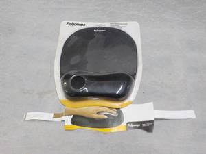 lot 57 image: Fellowes Memory Foam Mouse Pad Wris...