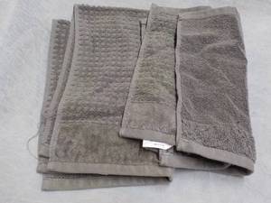 lot 69 image: Madison Park Hand Towel and 2 Wash ...