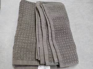 lot 70 image: Madison Park Hand Towel and 3 Wash ...