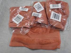 lot 79 image: 4 Coral Wash Cloths New from JCPen...
