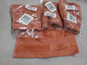 lot 80 image: 4 Coral Wash Cloths New from JCPen...